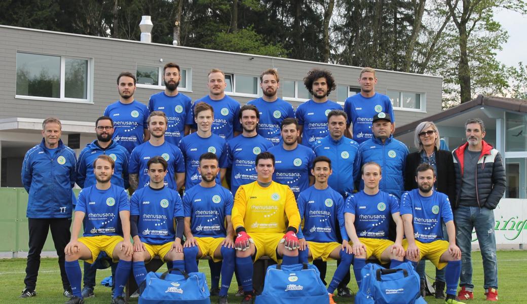 Auf dem Bild das Team bei der feierlichen Übergabe, in der mittleren Reihe von rechts die Sponsoren Physiotherapeut Gunter de Bondt und Jasmin Jevtic