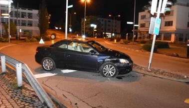 Erst in die Leitplanke, dann ins Lichtsignal