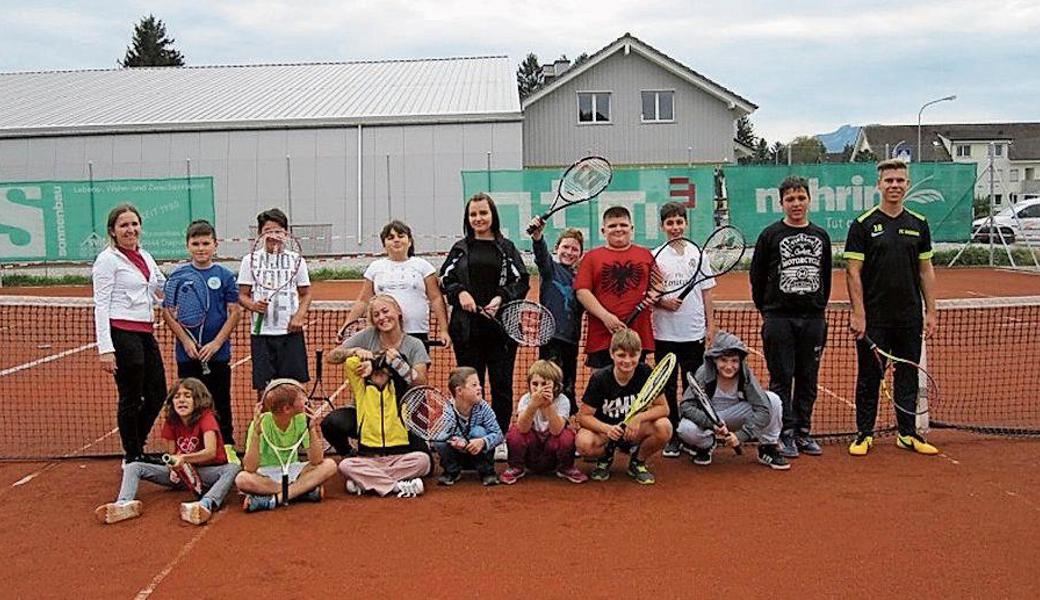 Tennisspass mit Schülerinnen und Schülern der HPS Heerbrugg mit dem TC Diepoldsau-Schmitter. 