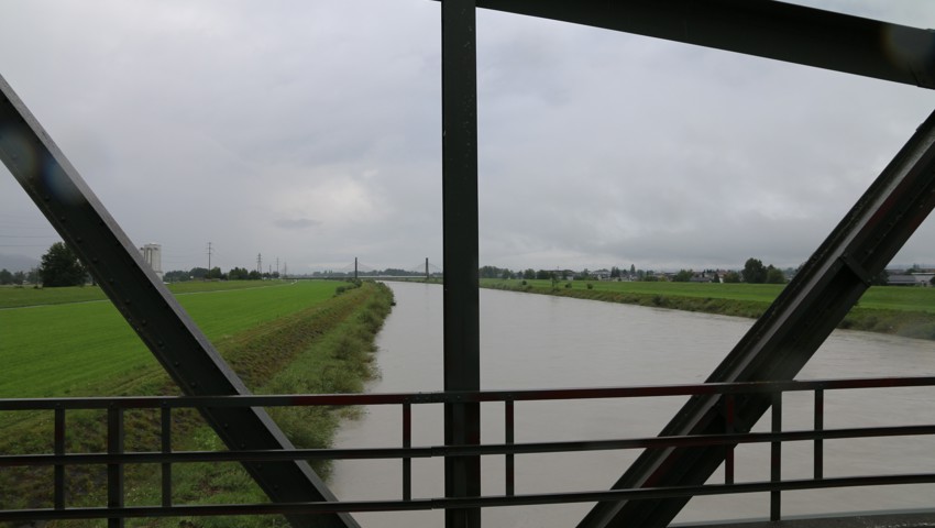 Der starke Regen setzt Felder unter Wasser und lässt Flüsse anschwellen