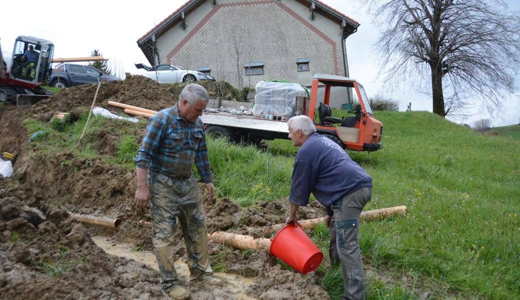 Johannes Bodenmann (links) hat schon über 200 Quellen aufgespürt und gefasst.