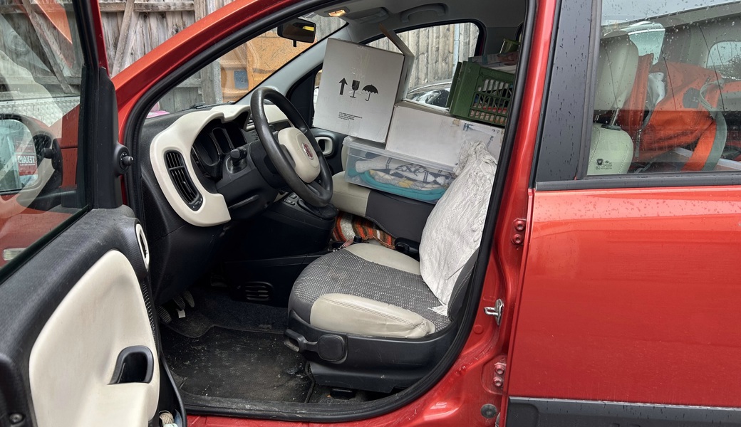 Polizei stoppt Fahrzeug: Sichtbehinderung und Ladung ohne Sicherung