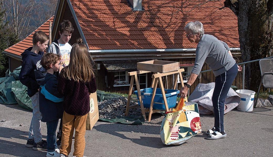 In Trogen halfen die Kinder der Familie Carniello bei der Lieferung der Einkäufe. 