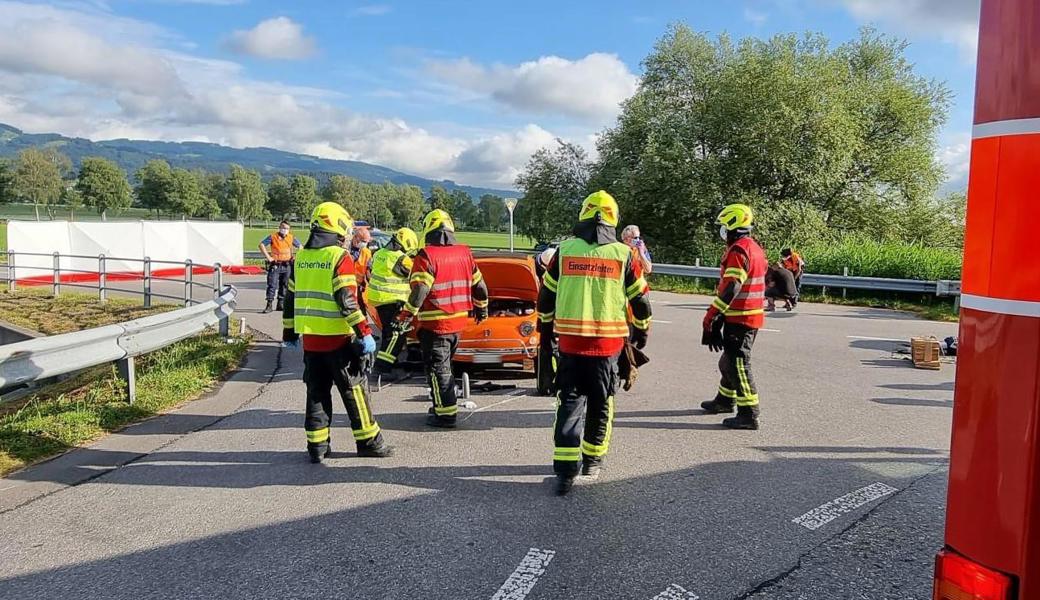 Die Feuerwehr befreit eine verunfallte Person aus ihrem Auto.