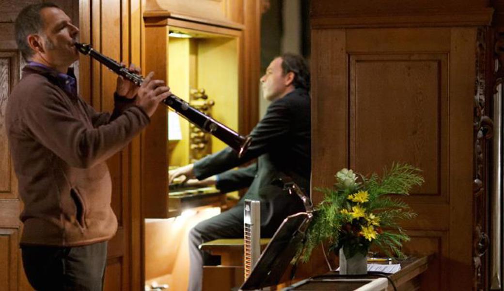 Samuel Freiburghaus (Klarinette) und Organist Thilo Muster (hinten) spielen immer wieder zusammen.