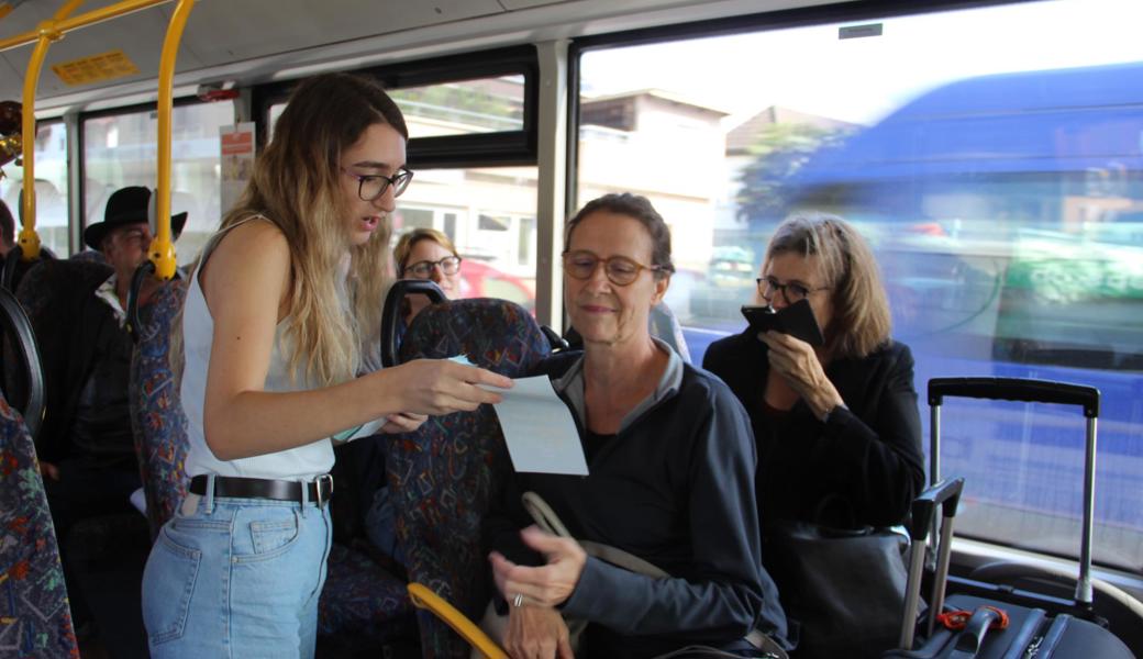 Fahrije Vokshi, Zweitjahrlehrling auf der Diepoldsauer Gemeindeverwaltung, verteilte Flyer - Werbung für ein Spezialprogramm am 28. September auf der Buslinie 303.