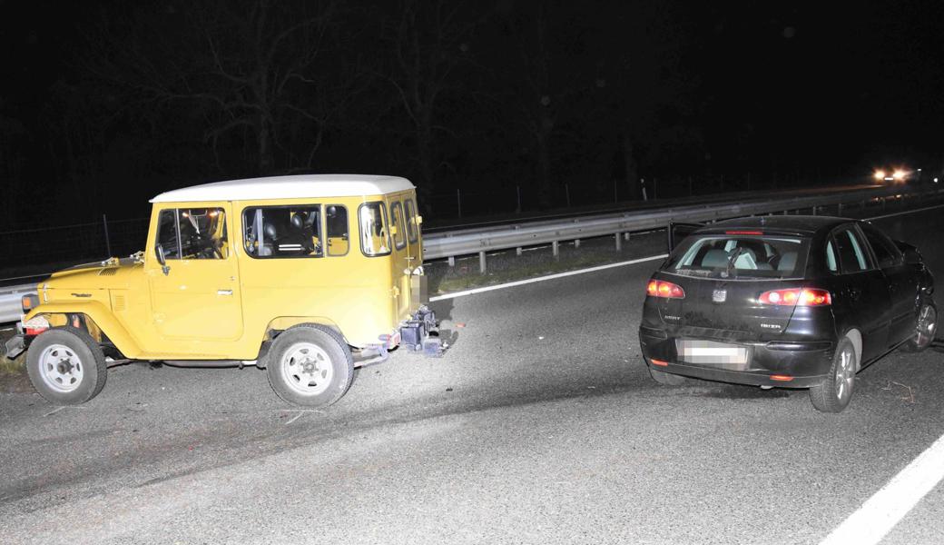 Die Insassen des schwarzen Autos mussten verletzt ins Spital gebracht werden.