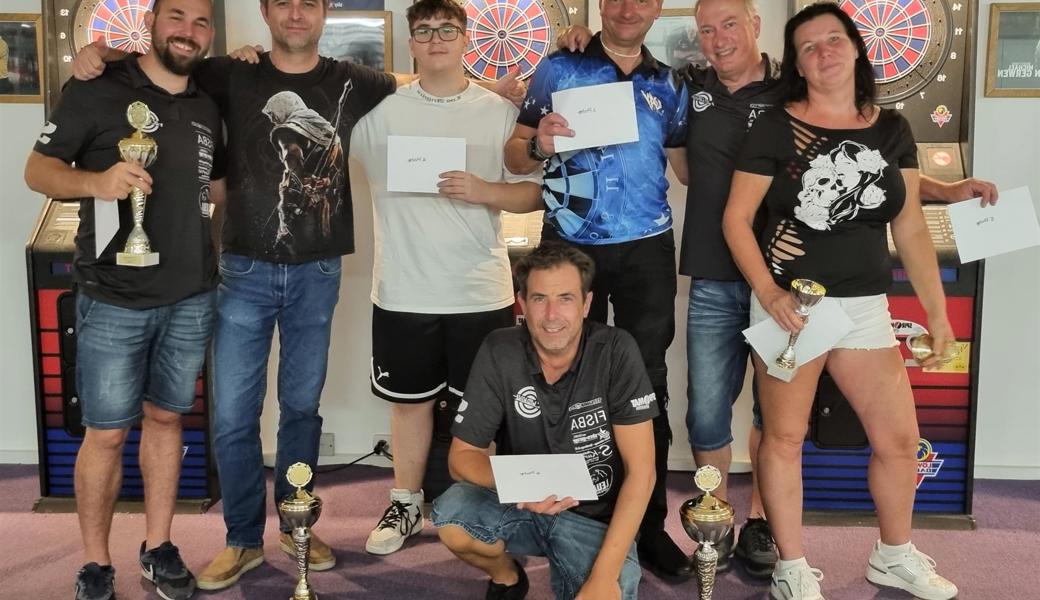 Die besten sieben des Rheintaler Finals (v. l.): Marc Hirnigl (3.), Elias Vanrenterghem (2.), Dominik Steiger (4.), Christian Oesch (sitzend, 5.), Ray Wagner (1.), Lutz Knöfel (5.) und Daniela Kuzmowa (7.).