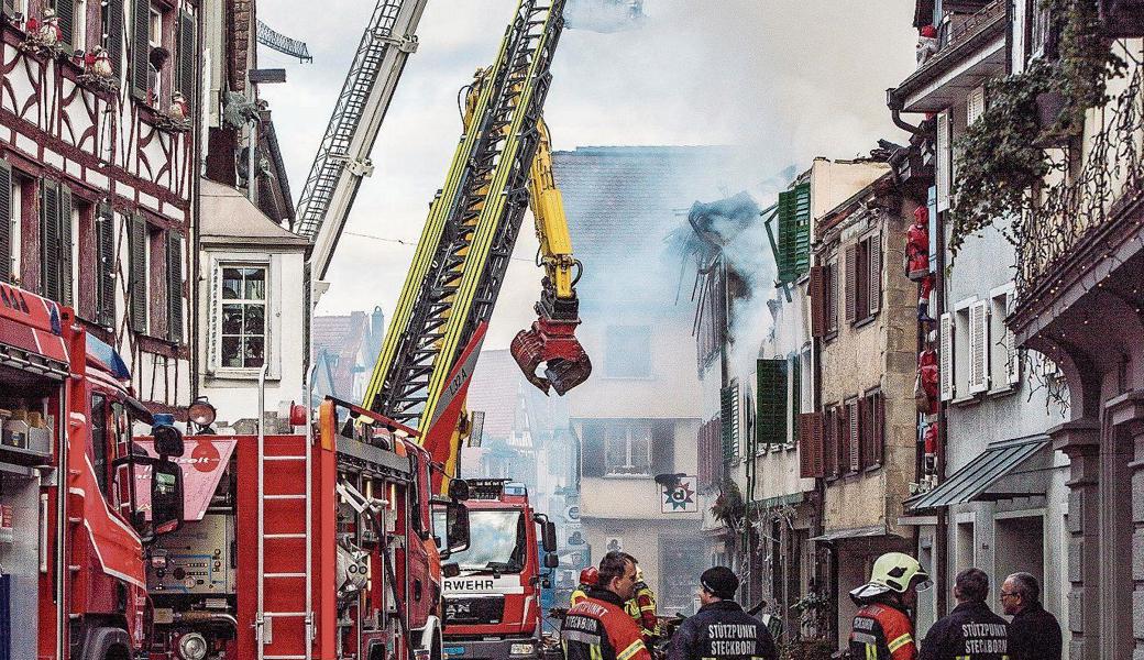Die Feuerwehren von Steckborn, Frauenfeld, Kreuzlingen und Weinfelden löschen den Altstadtbrand. 