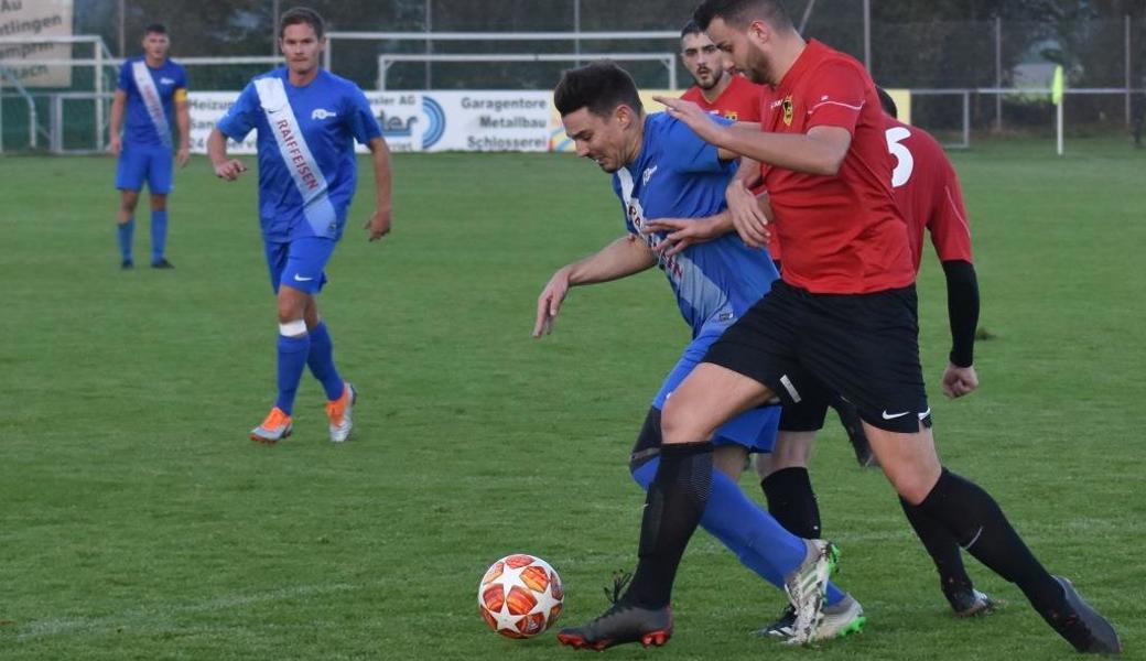 Ist das ein Penalty? Der Schiedsrichter zeigte nach dieser Aktion von Nico Boller gegen Ramon Lüchinger auf den Punkt; Sven Städler nutzte den Penalty zum 1:1.