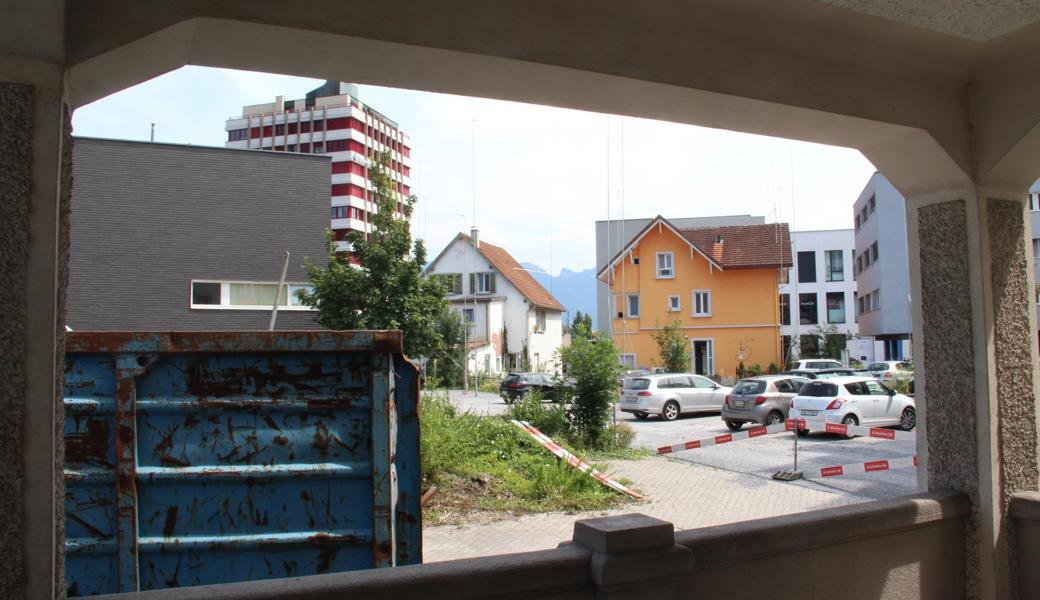 Blick vom Nachbargebäude der Molki in Richtung Hochhaus.