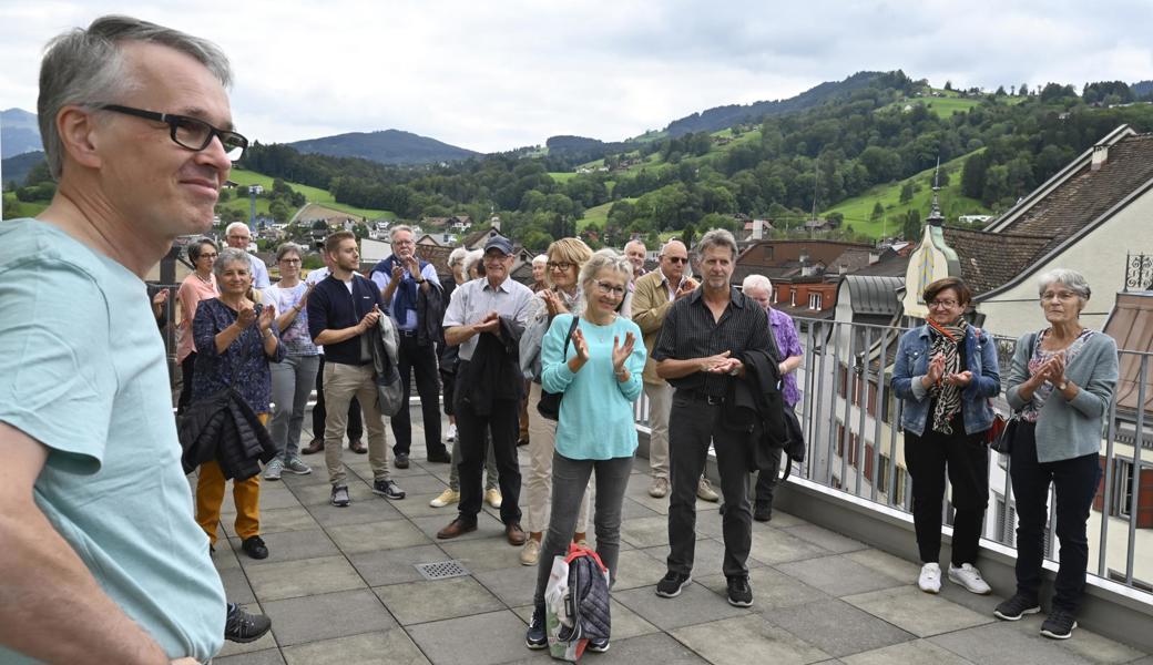 Chefredaktor Gert Bruderer begrüsste die Gewinnerinnen und Gewinner der Verlosung und ihre Begleitpersonen auf der Terrasse des Altstätter Rathauses.