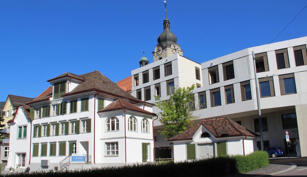 Neuzeitliches hat sich zwischen der katholischen Kirche und dem Balmerhaus mit seinem einstigen Waschhäuschen eingenistet.