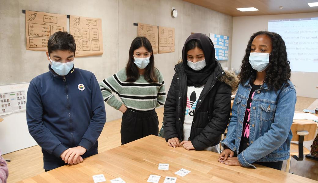 Die Karten auf dem Tisch regen die Jugendlichen an, über eine alltägliche Handlung zu sprechen. Die Karten auf dem Tisch regen die Jugendlichen an, über eine alltägliche Handlung zu sprechen.