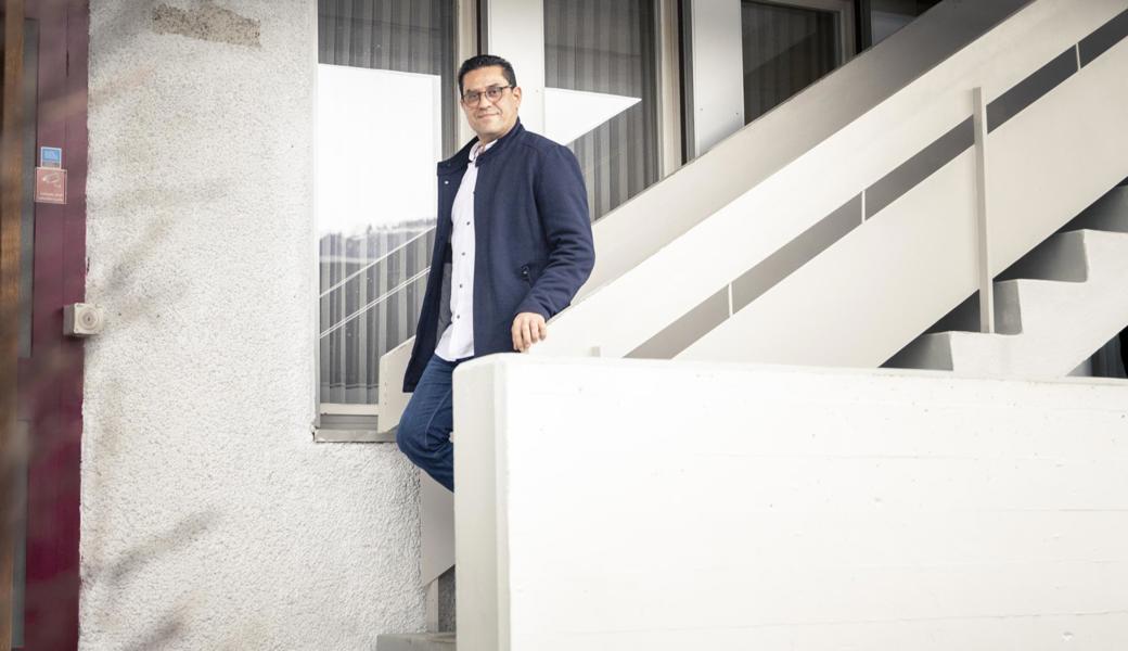 Abdelhafid Boulahcen auf den Treppen vor dem Bundesasylzentrum Altstätten. 