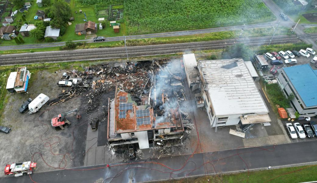 Was vom Feuer übrig blieb: Die Brandruine am Mittwochmorgen im Rebsteiner Industriegebiet.