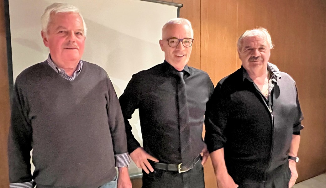 Präsident Marcus Camenisch (Mitte) begrüsste mit Werner Stieger (links) und Sepp Wüst zwei neue Sängerkollegen im Männerchor Diepoldsau.