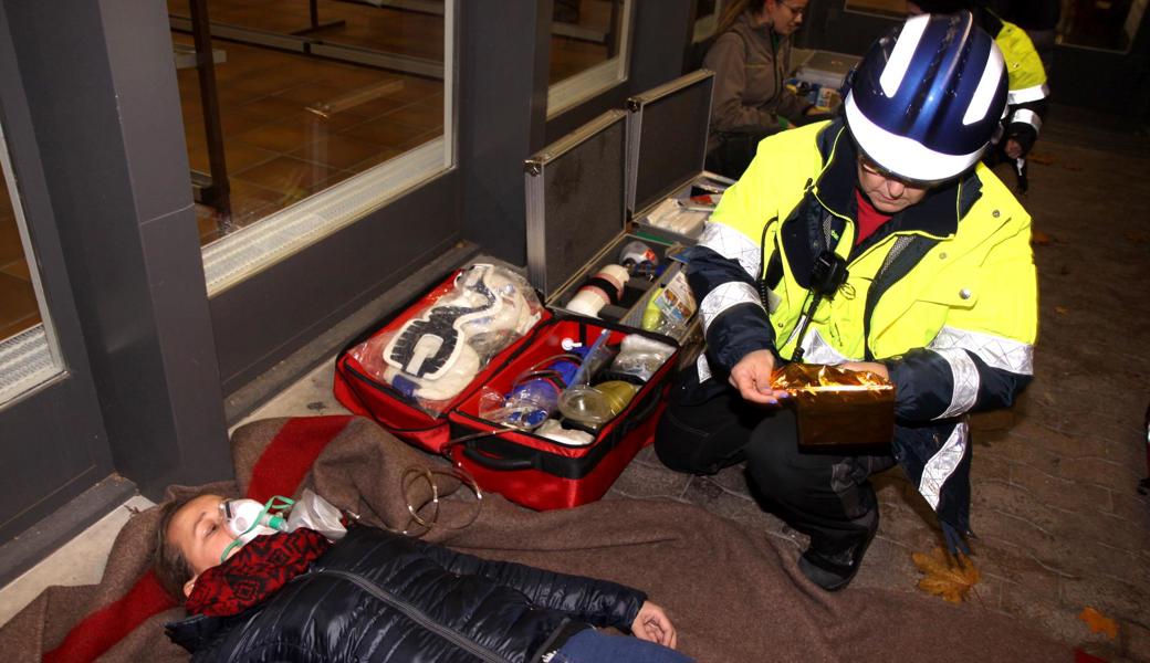 Die Feuerwehrsamariter mussten die Verletzten mit Atemproblemen beatmen und warmhalten.