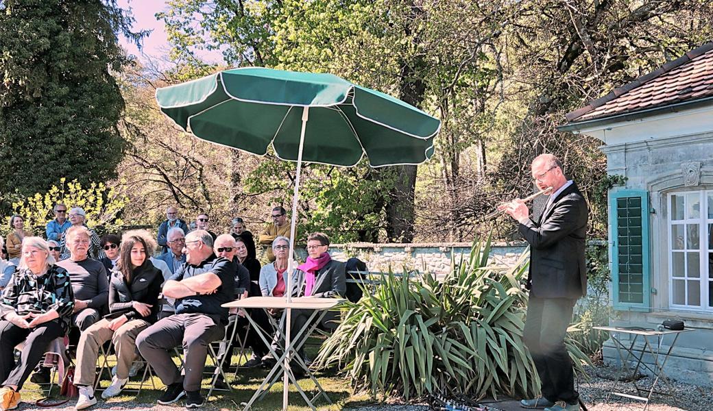 Erich Tiefenthaler bereicherte die Vernissage mit seinen Flötenimpressionen zu Willi Kellers Werk. 