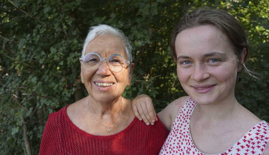 Berta Thurnherr und ihre Enkeltochter Alice Köppel.  