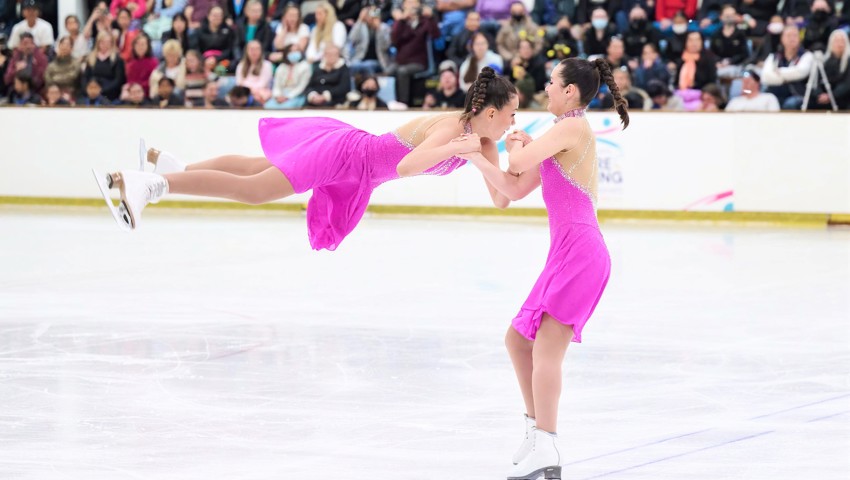 Ihr Kurzprogramm zum Song «Confident» von Demi Lovato laufen die Majestic Ice Juniors in Rosa. Ihr Kurzprogramm zum Song «Confident» von Demi Lovato laufen die Majestic Ice Juniors in Rosa.