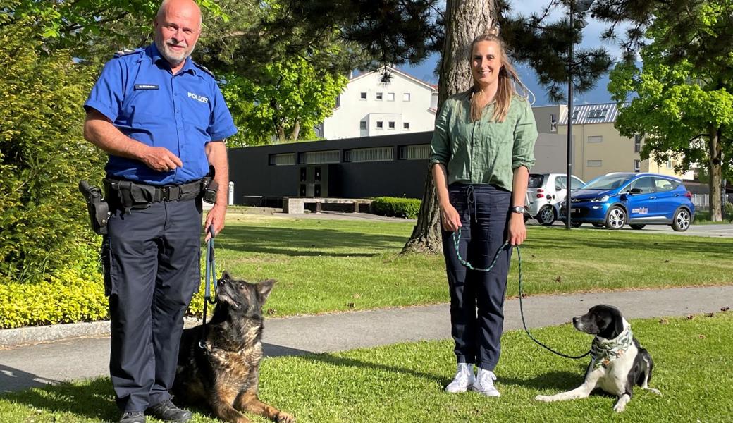 Walter Mittelholzer und Sabrina Binkert mit ihren Hunden.