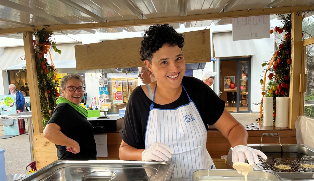 Sarah Amstutz hat gleich frische Öpfelchüechli fertig, Heidi Mettler sagt: "Die Vereinskasse hat am Heerbrugger Herbstmarkt immer Freude."