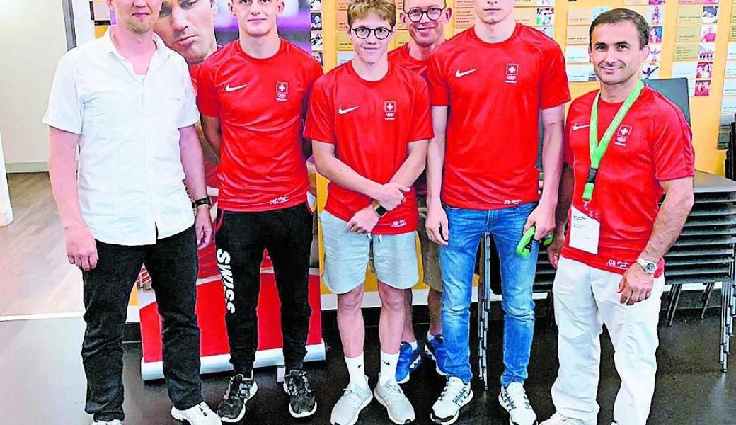 Die Schweizer Delegation der Ringer (von links): Andreas Wieser, Chef Leistungssport SW, David Loher, Ronan Feyer, Andriy Maltsev (Coach) Umar Mavlaev, Oleksander Golin (Coach). Es fehlt Thomas Fischer (dafür ist Roger Federer auf dem Plakat dabei).