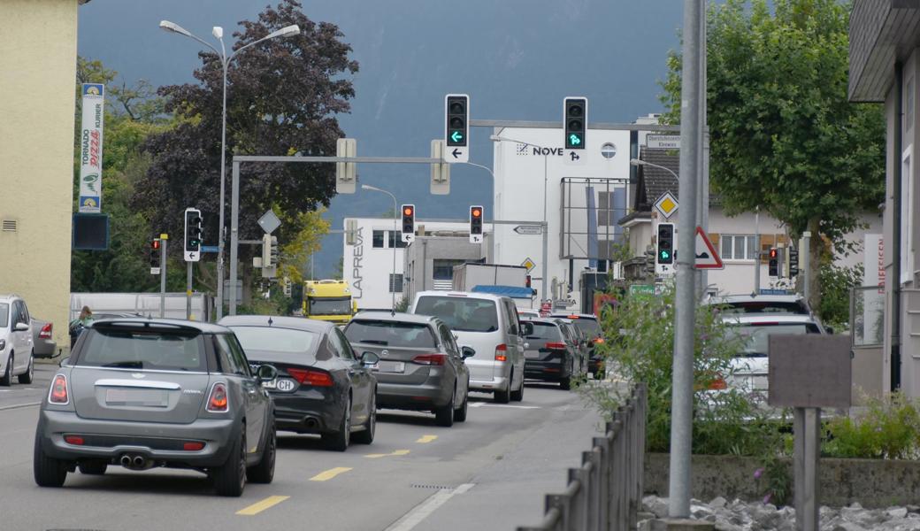 Viele Verkehrsteilnehmer verstehen nicht, warum man die Ampeln auf der Hauptachse durch Diepoldsau nicht parallel auf Grün schalten kann. So könne man Stau bis zurück auf die Autobahn minimieren.