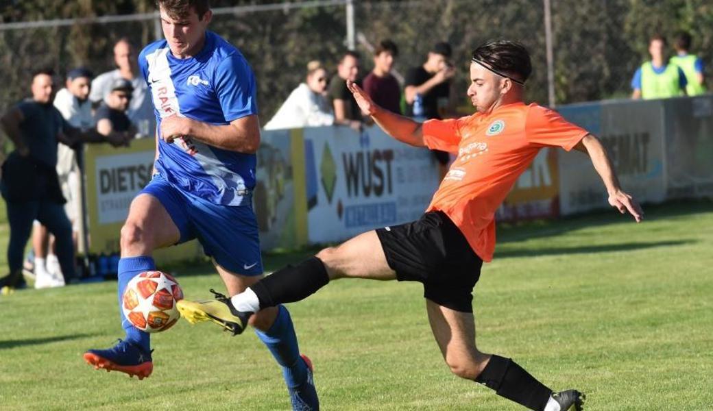 Der FC Rüthi, hier mit Torschütze Robin Sonderegger (links), siegte gegen Diepoldsau-Schmitter mit 2:1 (1:0).