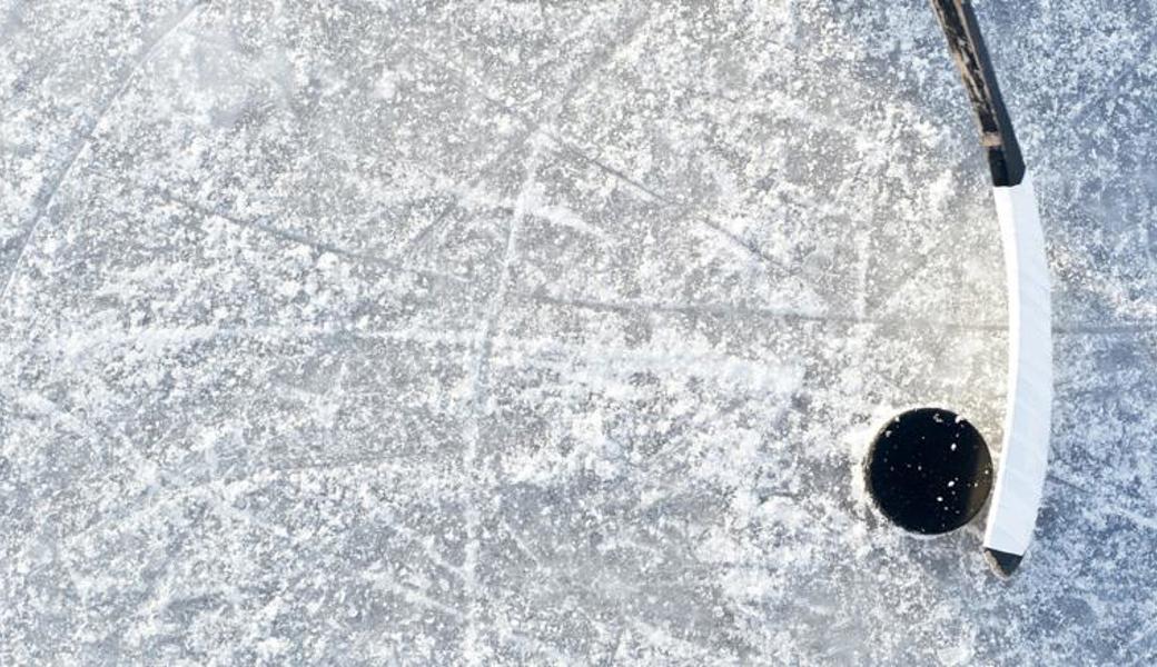 Im Tessin wird der Cupmatch auf der Eisbahn unter freiem Himmel  ausgetragen.