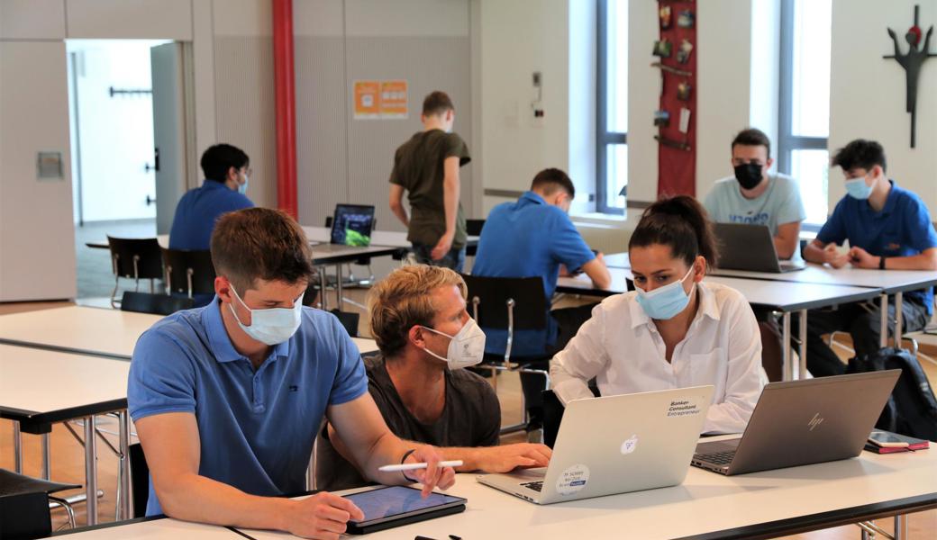 Die Jury (im Vordergrund), bestehend aus Kursleitern und libs-Vertretenden, beurteilten die Präsentationen der Lernenden und ob ihre Geschäftsidee umzusetzen wäre. 