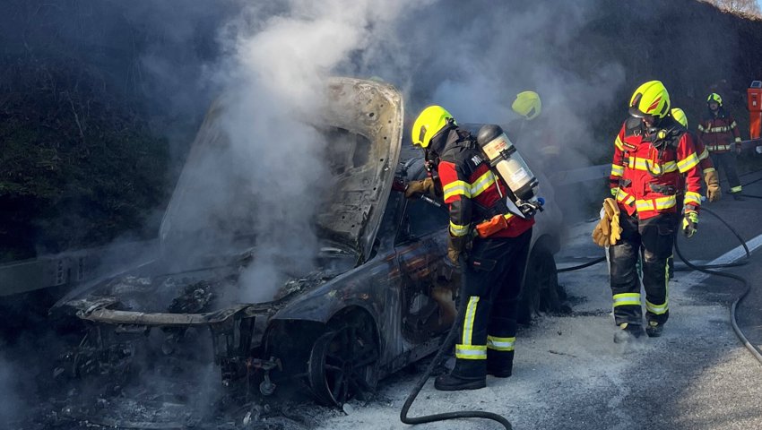 Weisser Kombi in Vollbrand auf der Autobahn A13 - Fahrer brachte sich in Sicherheit