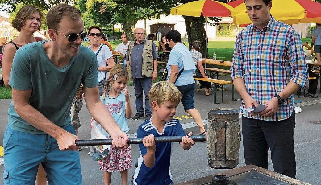 Eine ganze Familie versuchte sich gemeinsam am «Hau den Lukas», um Armin Hanselmann (rechts) zu übertrumpfen. 