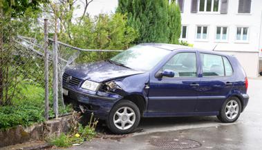 Heftiger Knall bei Unfall auf schmalem Strässchen