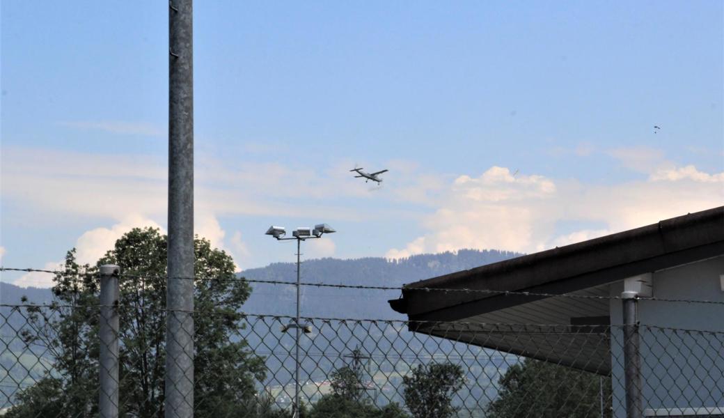 Viele in Hohenems landende Flugzeuge steuern den Flugplatz über Diepoldsaus Fussballplatz an.