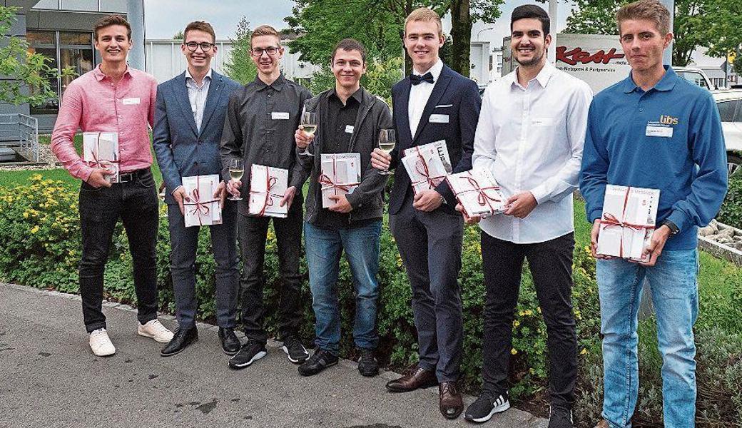 Von links: Roman Weber, Informatiker EFZ (mit BM), Abschlussnote 5,4; Gianluca Pargätzi, Konstrukteur EFZ (mit BM), Abschlussnote 5,8; Daniel Armbruster, Automatiker EFZ, Abschlussnote 5,4; Corsin Castellazzi, Automatiker EFZ, Abschlussnote 5,4; Ramon Bister, Informatiker EFZ, Abschlussnote 5,5; Samuele Petrolo, Polymechaniker EFZ, Abschlussnote 5,3; Samuel Eschbacher, Polymechaniker EFZ, Abschlussnote 5,3. 