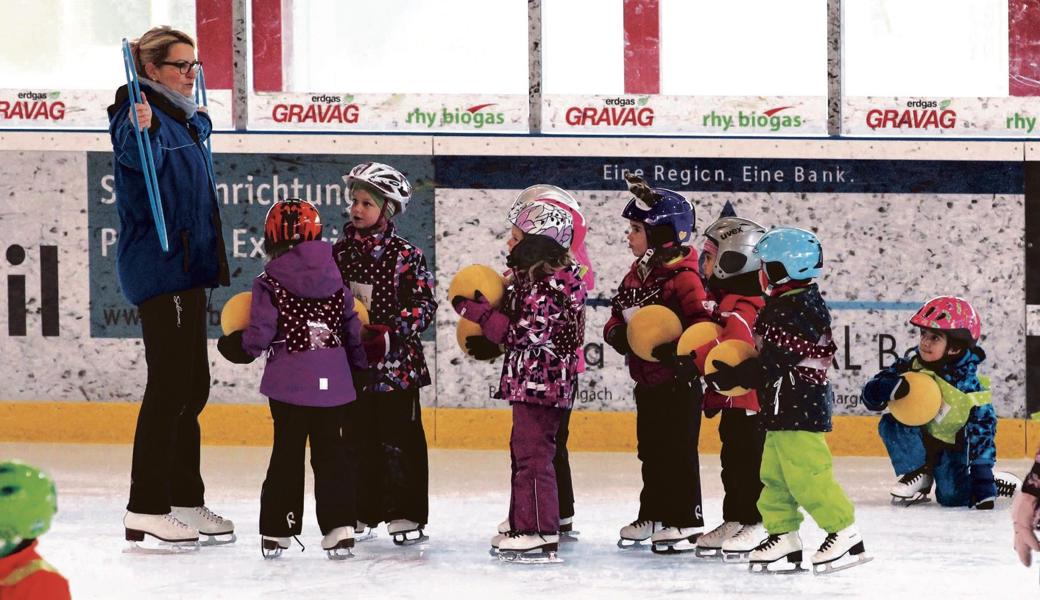 Im Eiskindergarten lernen die interessierten Kinder spielerisch das Eislaufen.