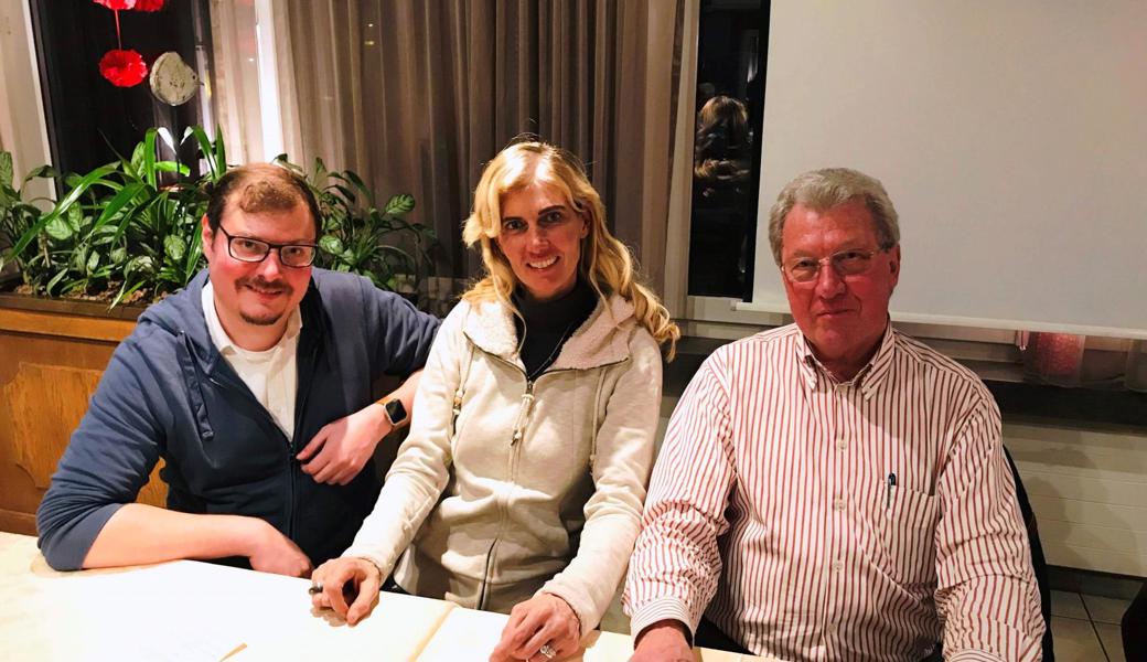 An der Flurhof-HV (von links): Revisor Daniel Hautle, Carola Steurer (erstes Vereinsmitglied) und Willy Hautle (Präsident).