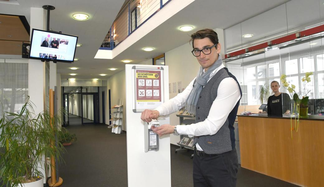 Patrick Weder hat eine Hygienestation am Empfang der Galledia Regionalmedien AG in Berneck aufgestellt. Die Universal-Desinfektionssäule ist geeignet für Dispenser aller Art.