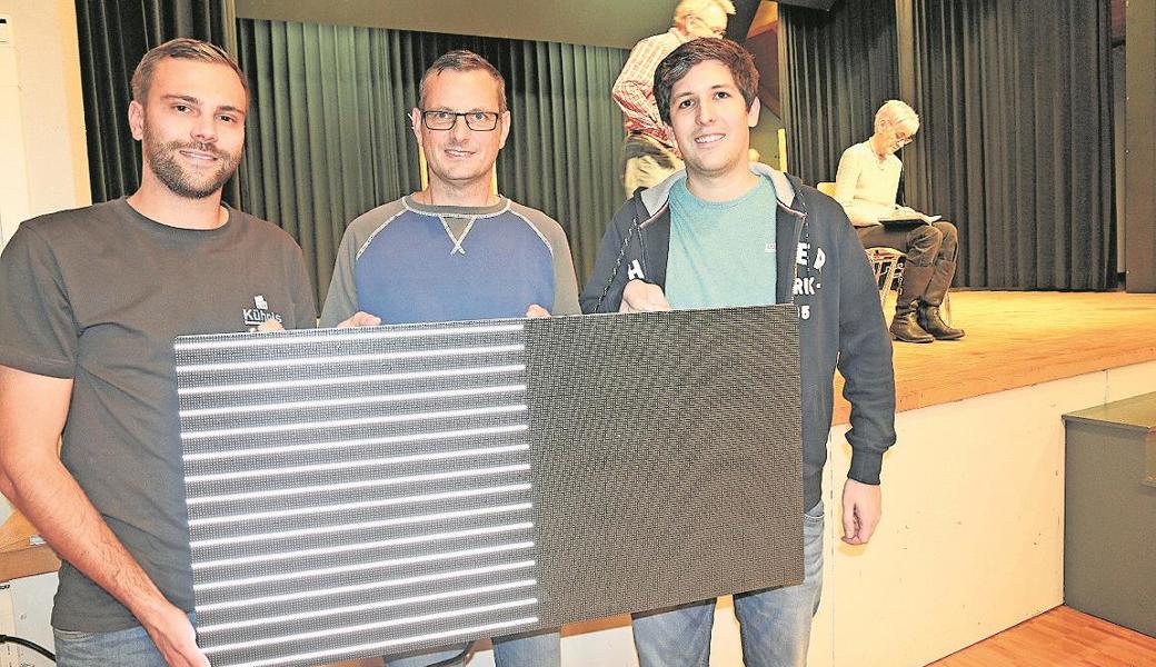 Thomas Kühnis, Daniel Rickert und Simon Halter zeigen zwei LED-Elemente als Neuheit für die Bühnenkulisse. 