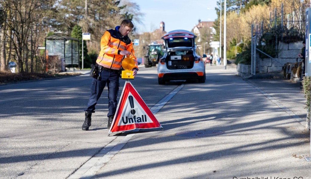 Der Unfall verlief glimpflich, der Velofahrer wurde zwar verletzt, aber nur leicht.