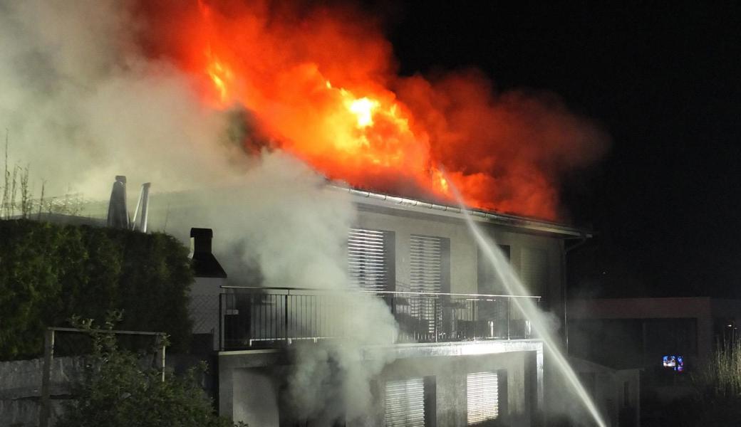Die St. Galler Kantonspolizei geht davon aus, ein Akku oder ein Akku-Ladegerät hat vor gut einer Woche zum Brand in einem Einfamilienhaus in Montlingen geführt.