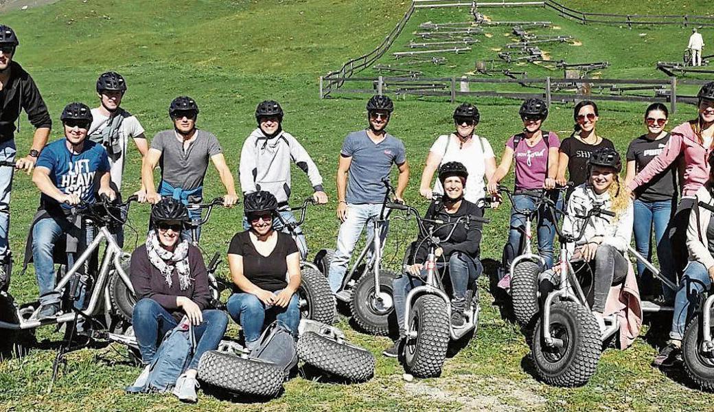 Die lustigen Talfahrten weckten in einigen Jugileitern ihre kindliche Seite. 