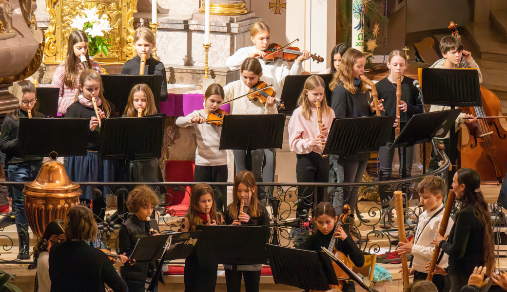 Über 100 Kinder und Jugendliche gestalten ein stimmungsvolles Adventskonzert