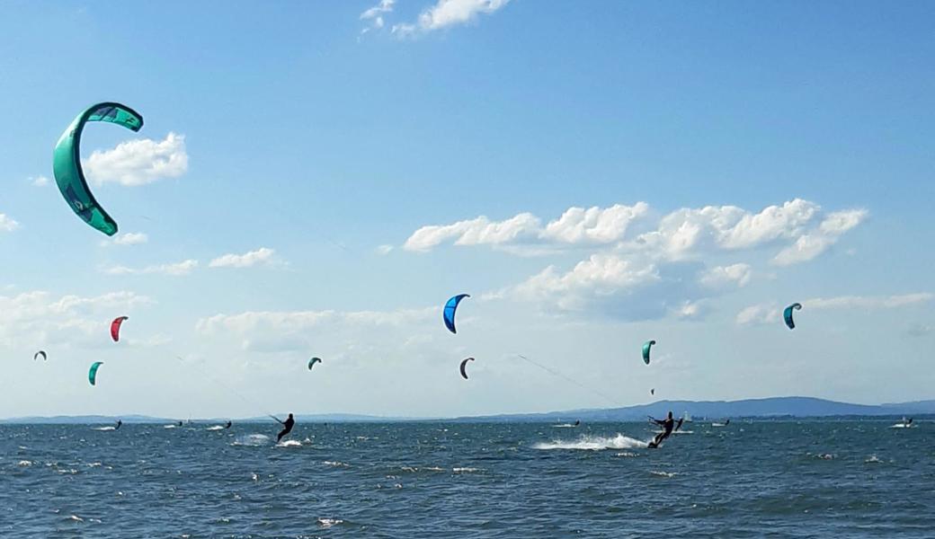 Mit der Bise wird der Bodensee zum Windparadies für Kitesurfer.