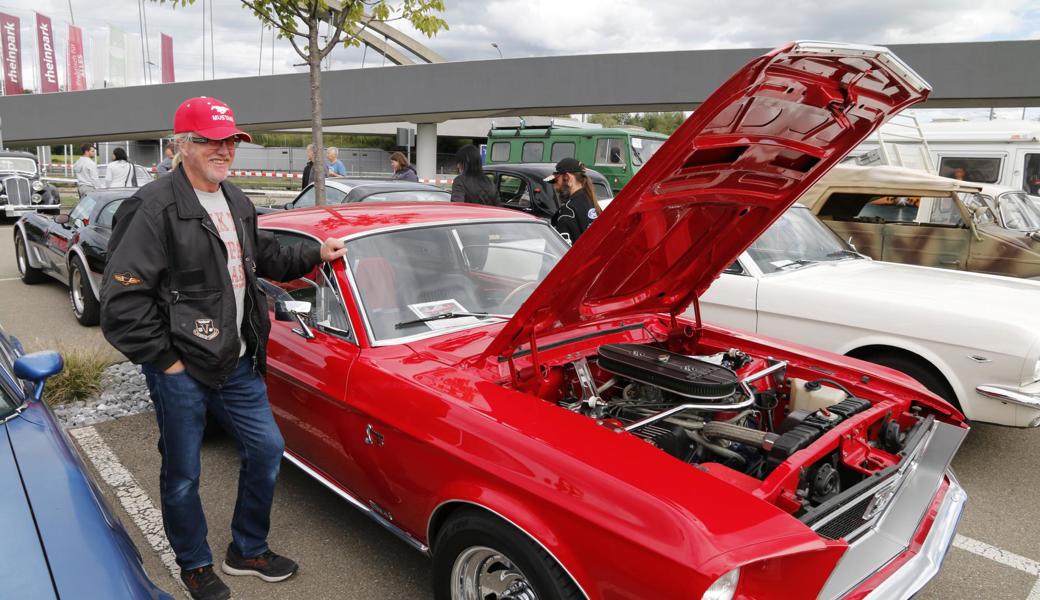 Gerald Bänziger aus Lutzenberg mit seinem 68-er Ford Mustang Fastback GT. Unter der Motorhaube ist ein V8 Motor mit 500 PS eingebaut. 
