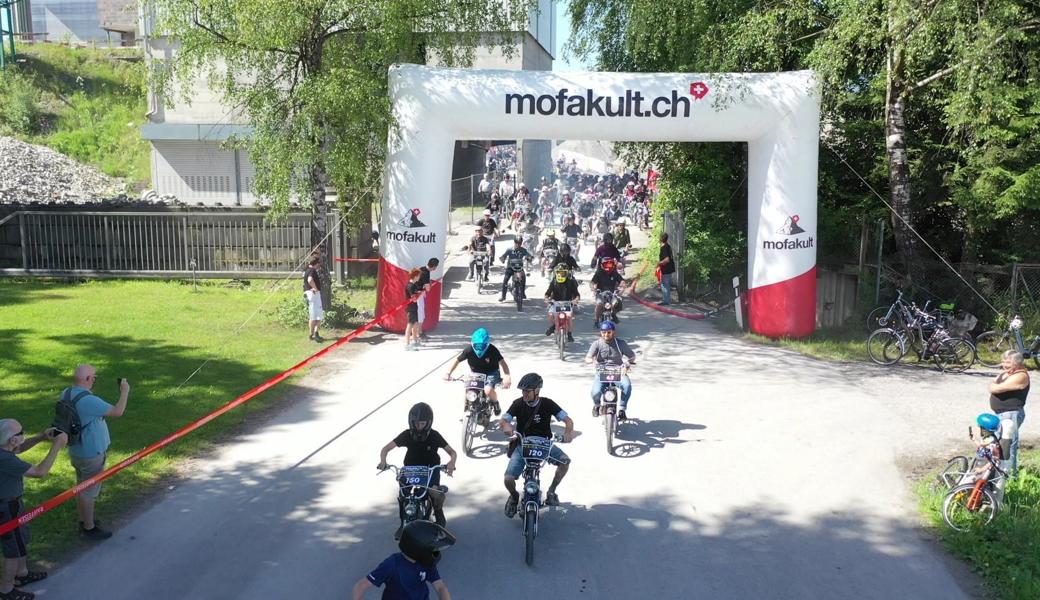 Tourstart beim Kieswerk in Diepoldsau: Nach der Rückkehr der Töffli­fahrerinnen und -fahrer gab es hier ein Fest.