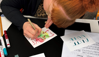 Eine Kunstform erlernt: Handlettering-Workshop in der Bibliothek