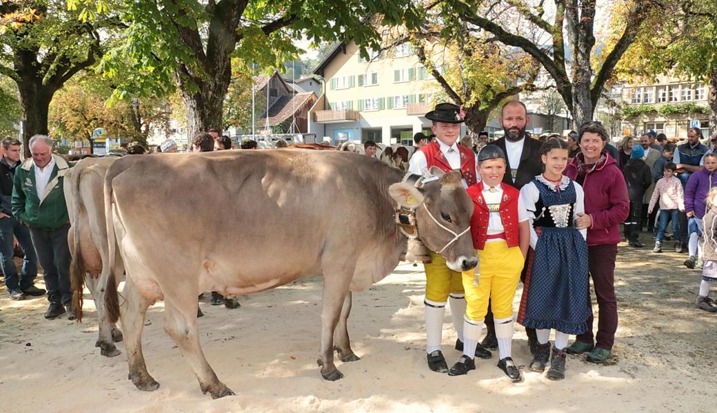 Stolze Züchterfamilie zusammen mit Kuh Uschi (von links): Matthias, Andreas, Vater Karl Räss, Rahel und Mutter Sonja Räss.